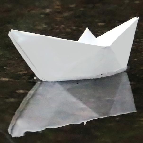 Segelbåt av vikt papper som speglas i vattnet. Länk till webbsida med artiklar av kyrkans familjerådgivare.