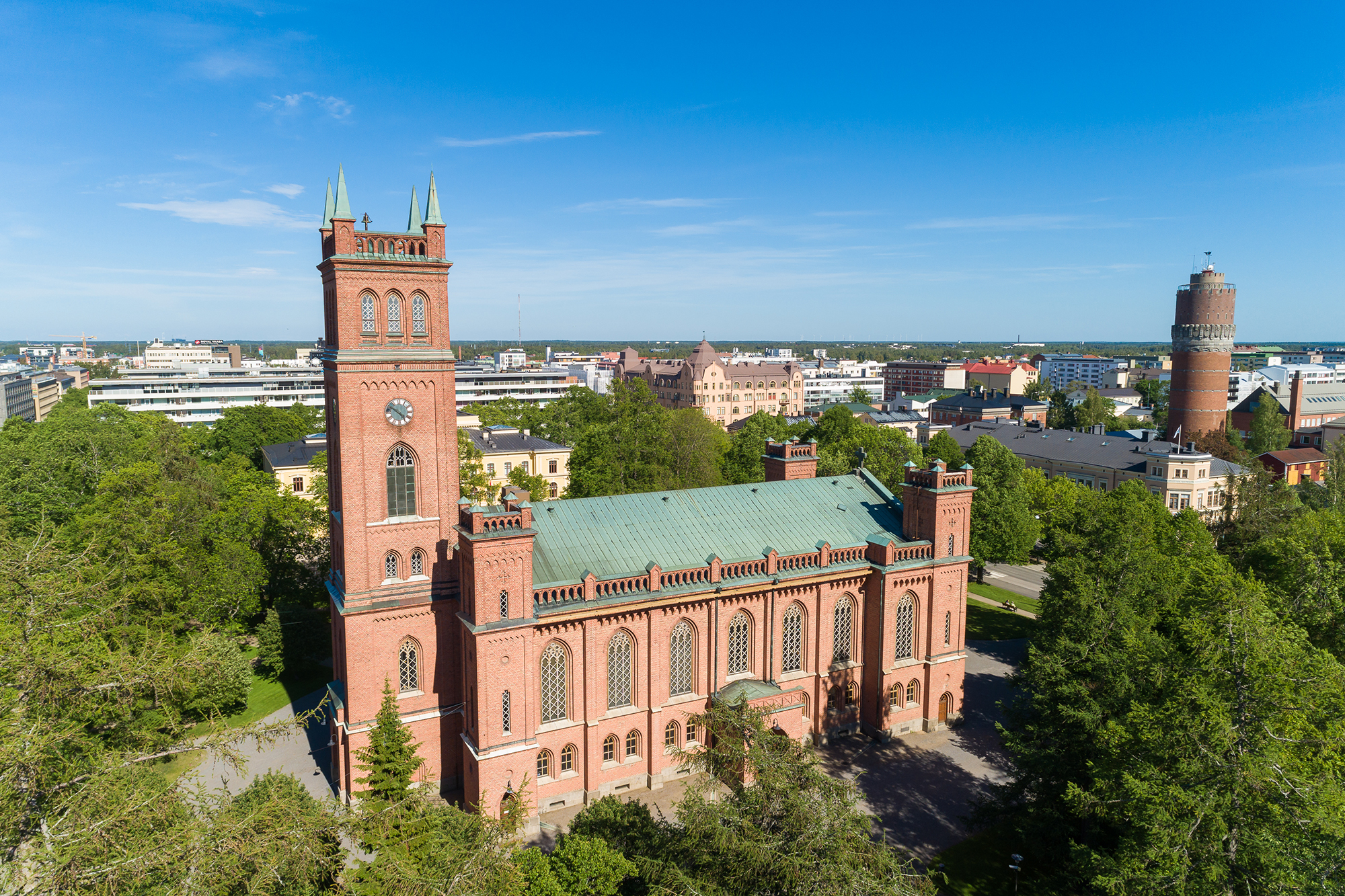 Röd tegelkyrka uppifrån sedd.