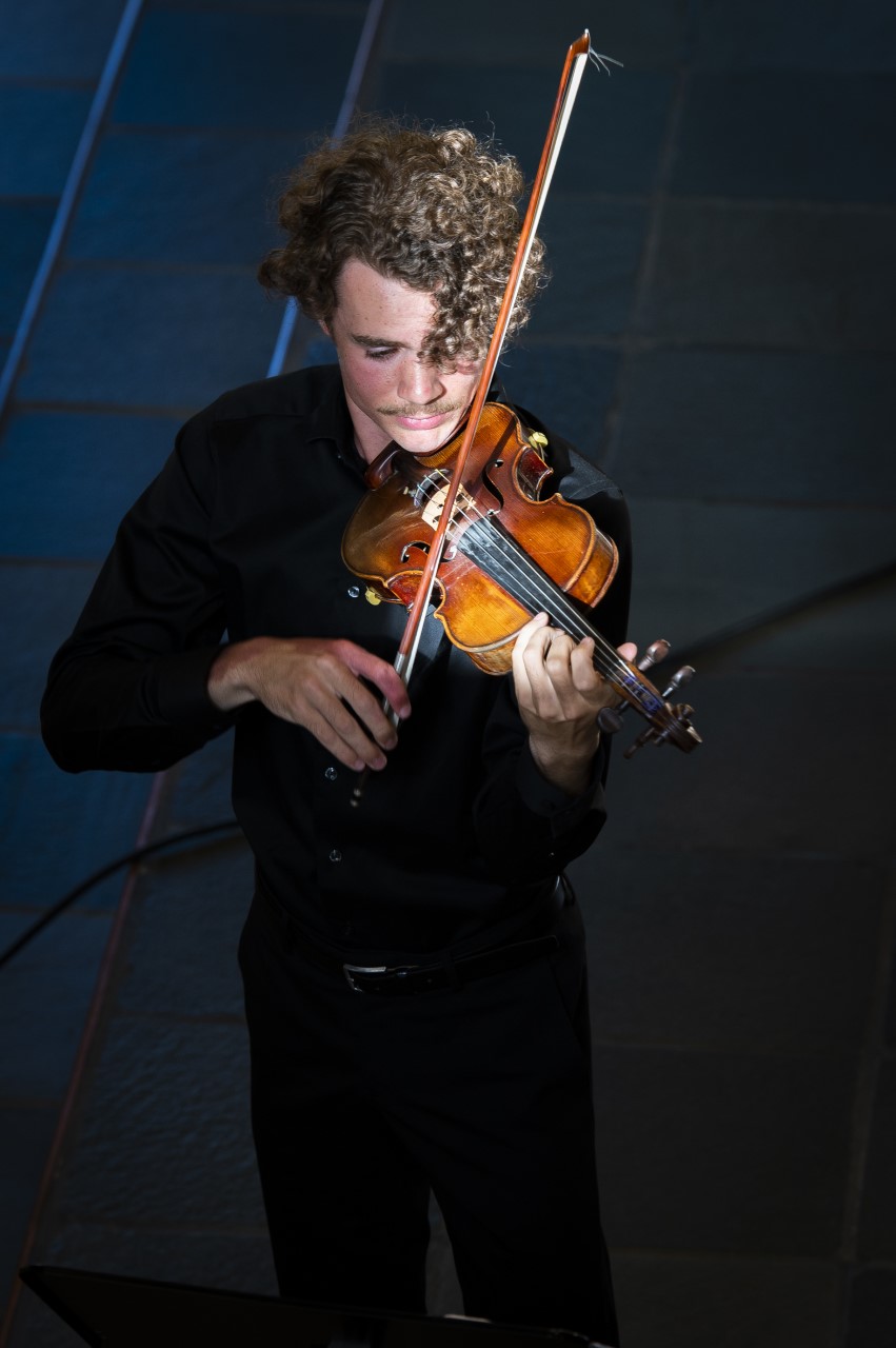 Albert Sahlström spelar violin.