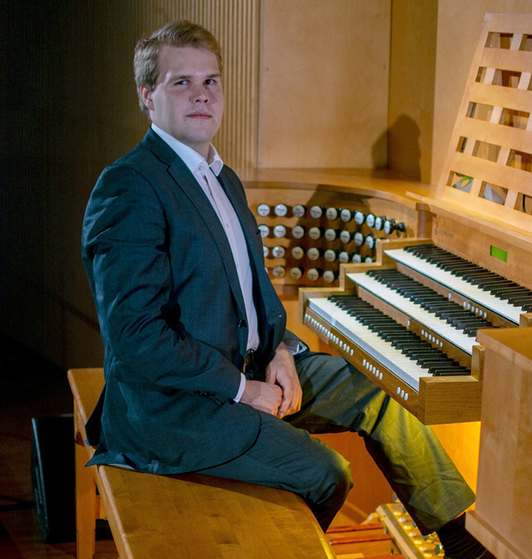 Jimi Järvinen sitter vid en orgel.