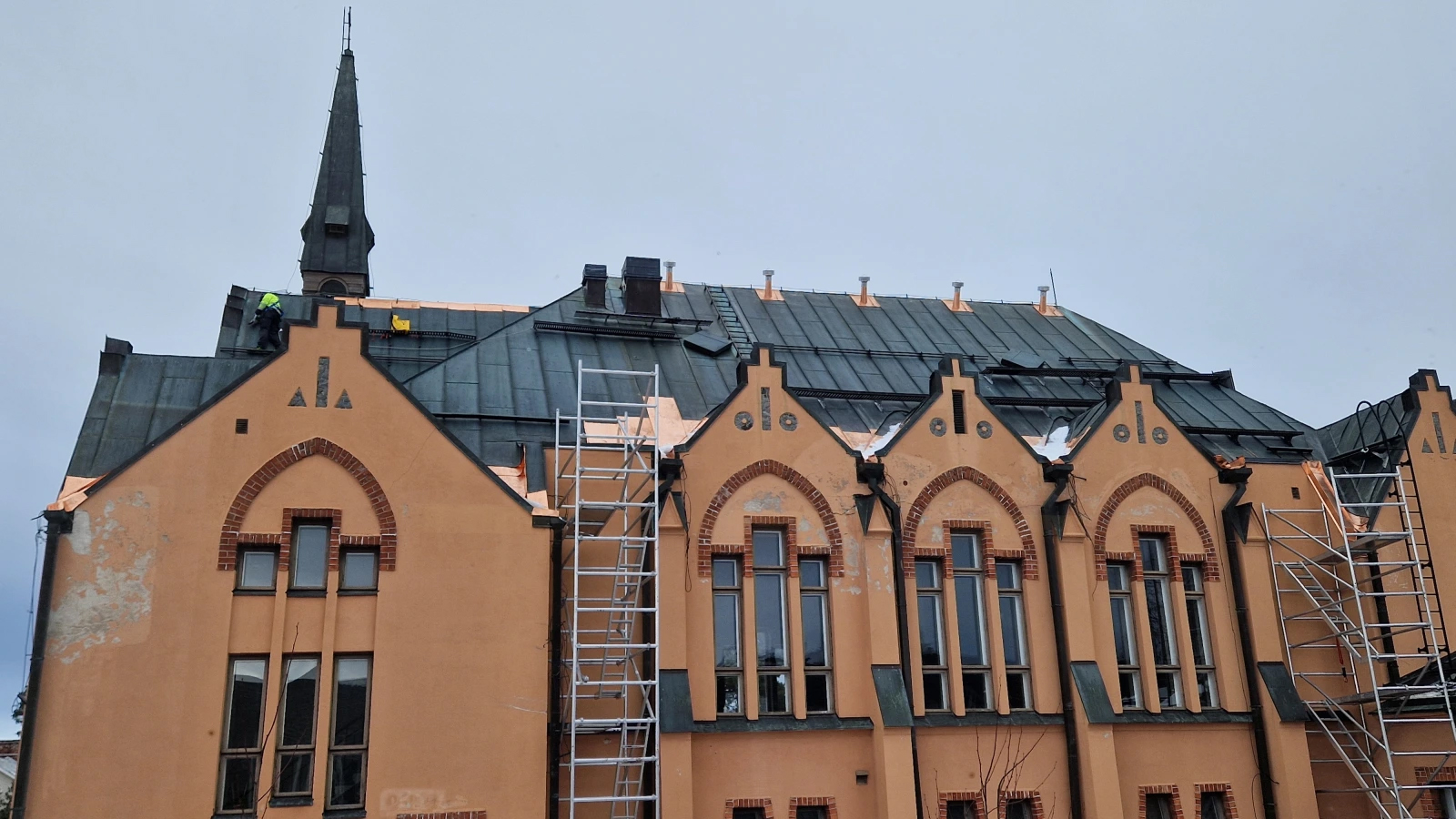 Laxrosa kyrka omgiven av byggställningar.