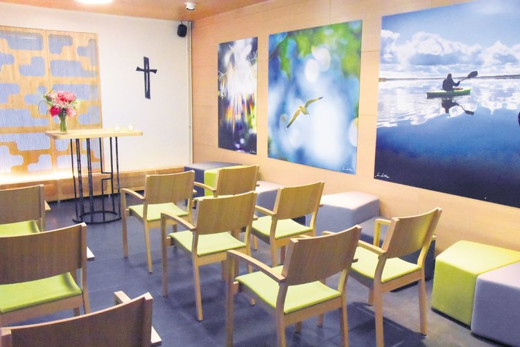 Stilla rummet i Vasa centralsjukhus med vackra foton och ett kors på väggen.