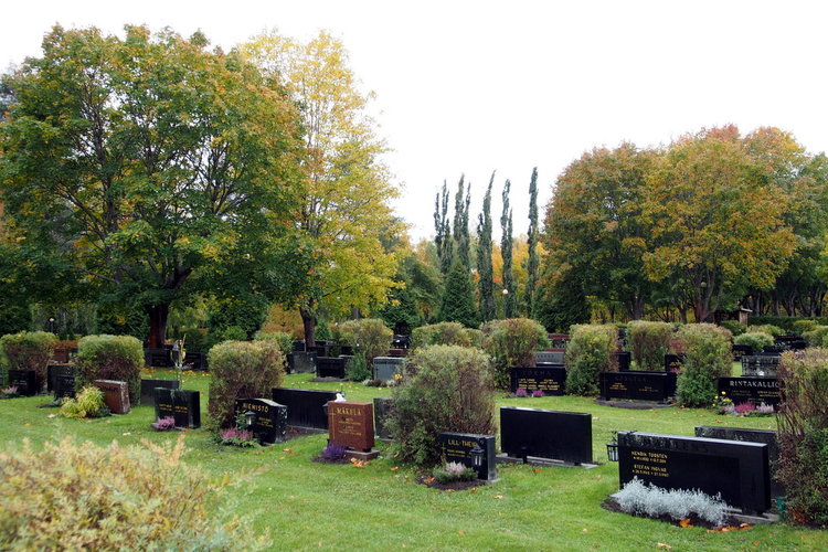 Gravgården med gravar och träd.