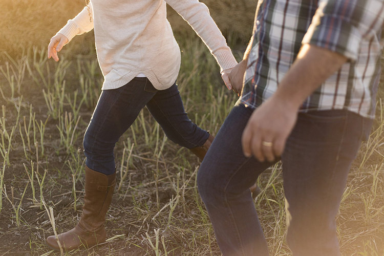 Ett par som går på en äng hand i hand. Länk till familjerådgivningsbyråns egen webbsida.
