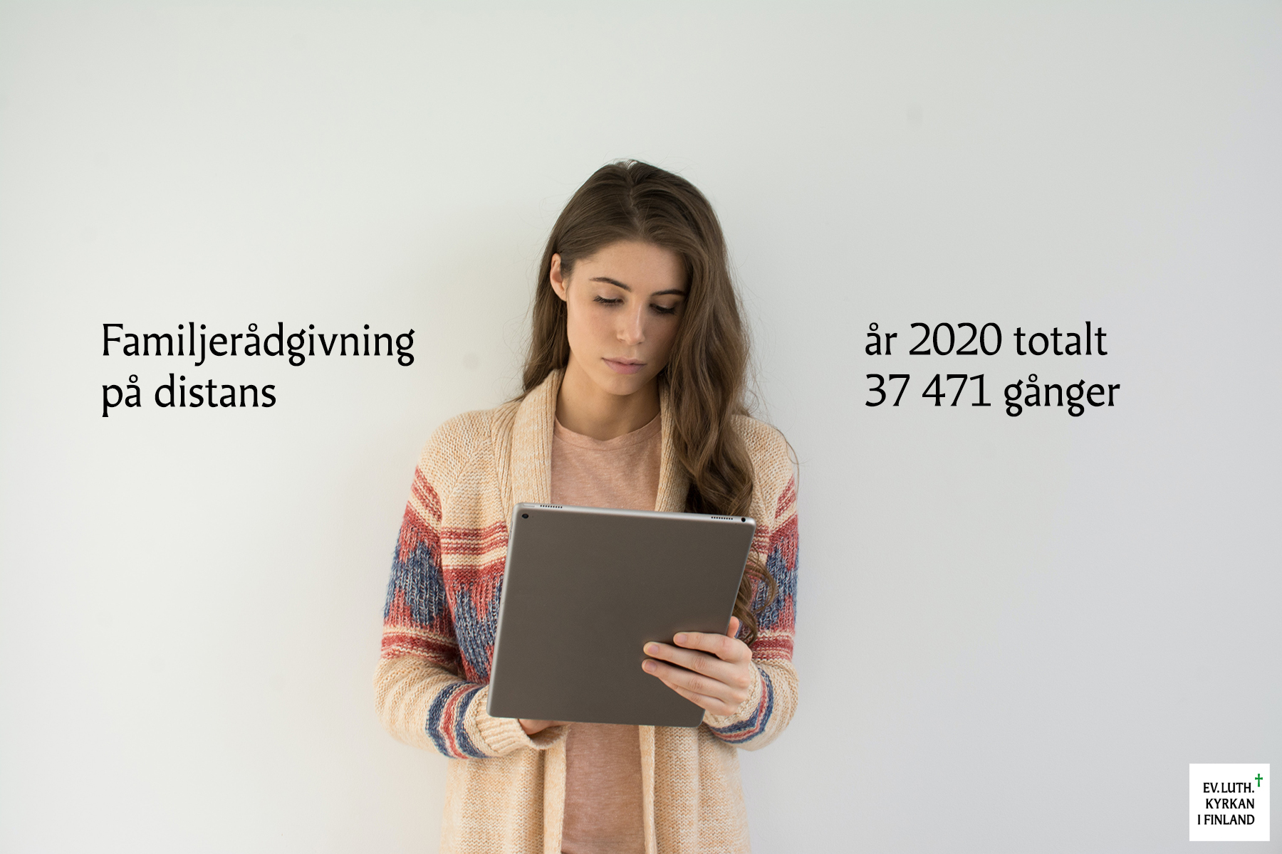 Kvinna håller dator i famnen. Text: Familjerådgivning på distans år 2020 totalt 37471 gånger.