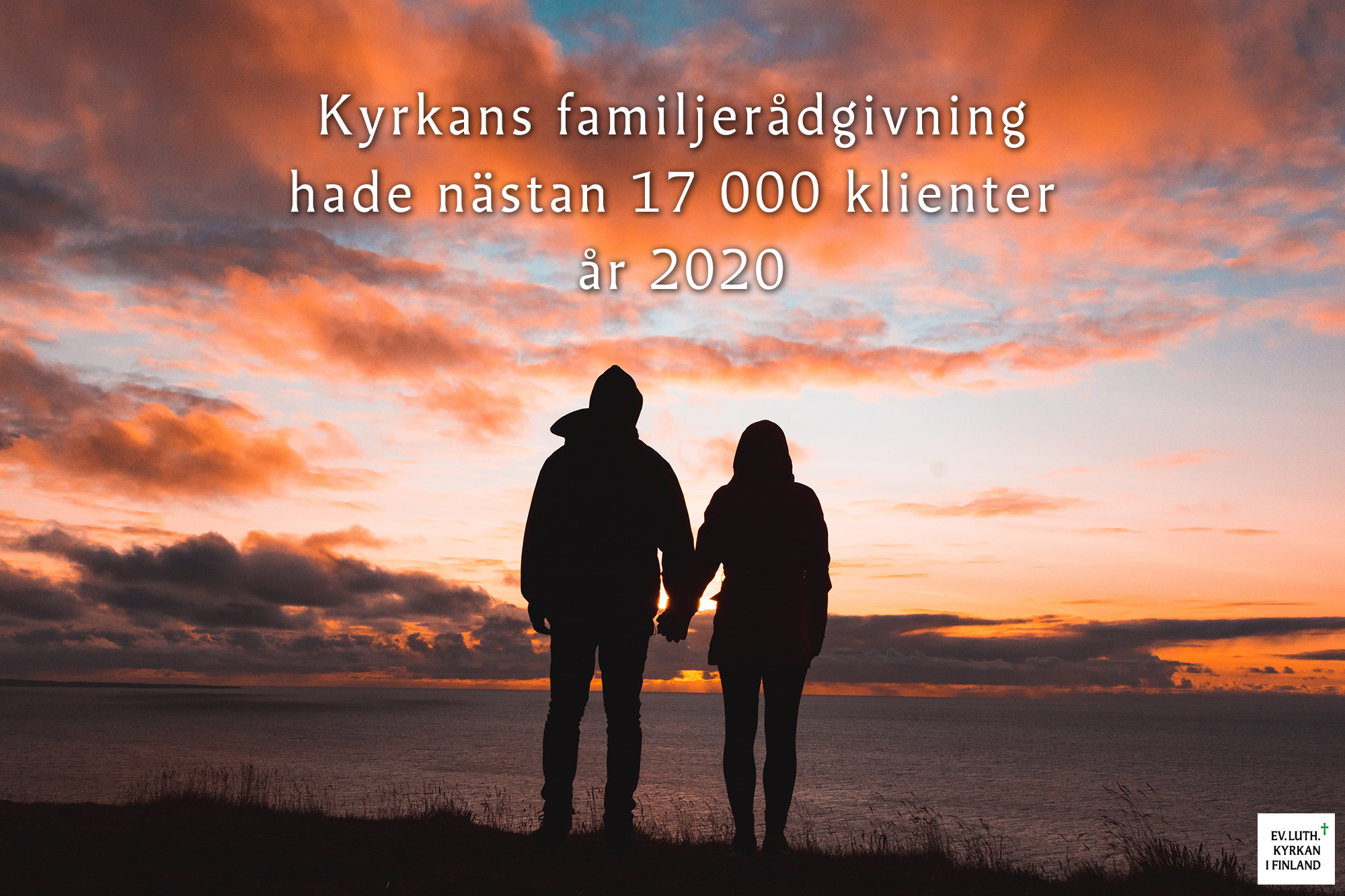 Par vid strand vid solnedgång. Text: Kyrkans familjerådgivning hade nästan 17000 klienter år 2020.
