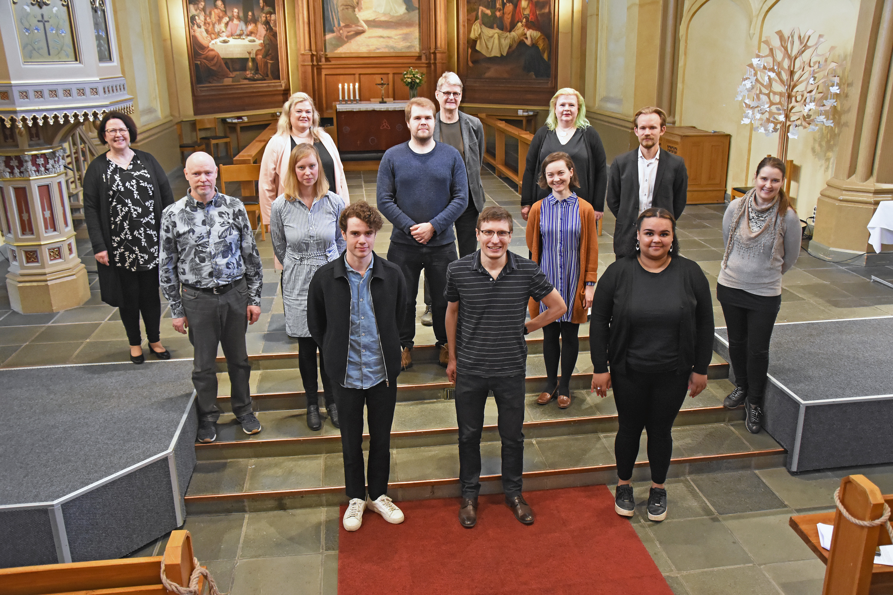 En grupp människor står i en kyrka.