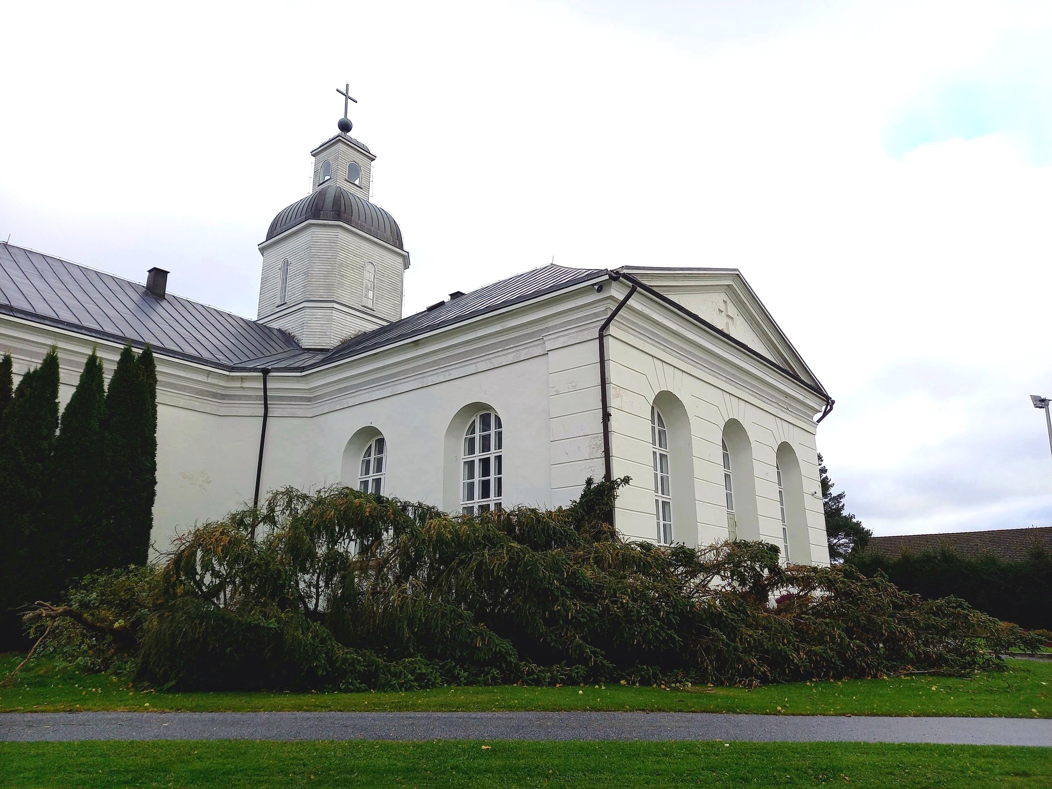 Vit träkyrka.