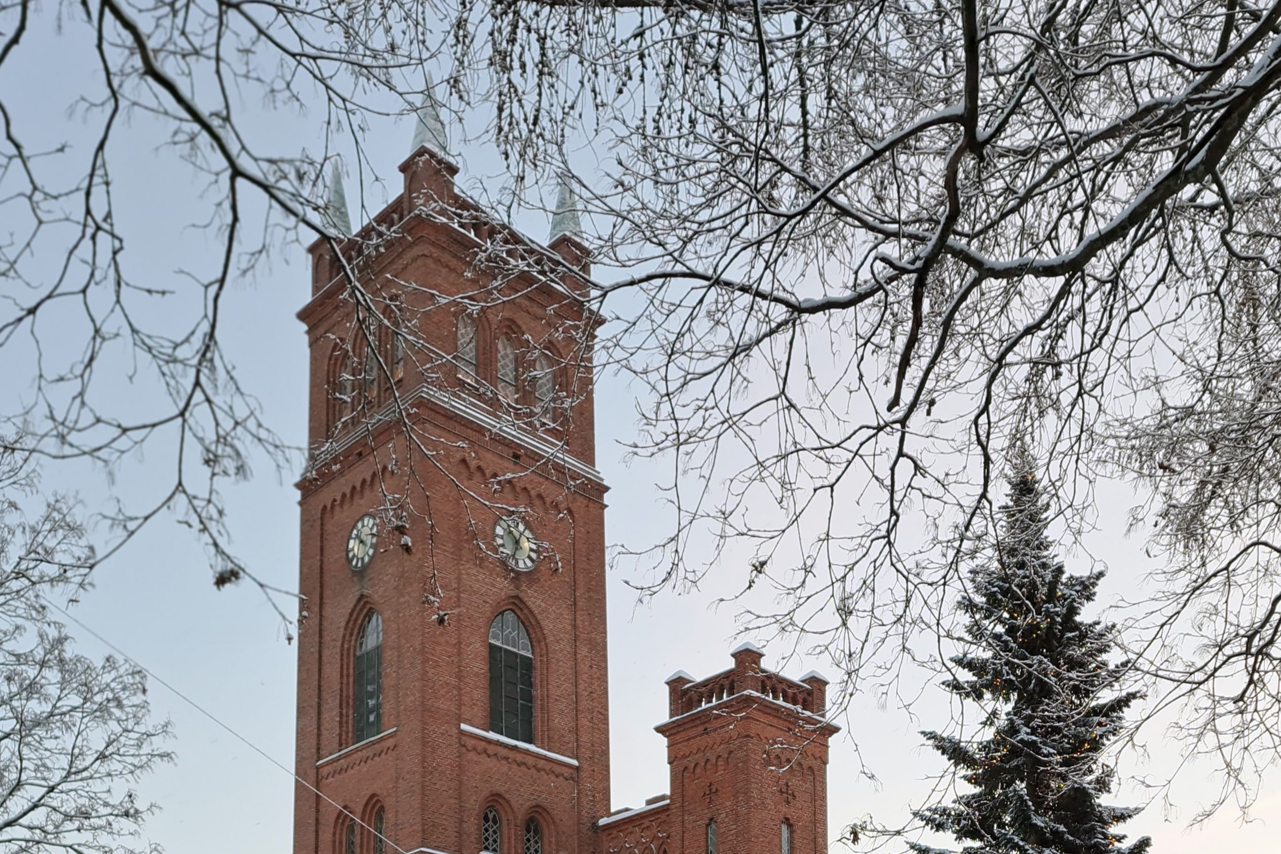 Trefaldighetskyrkan torn snö.jpg