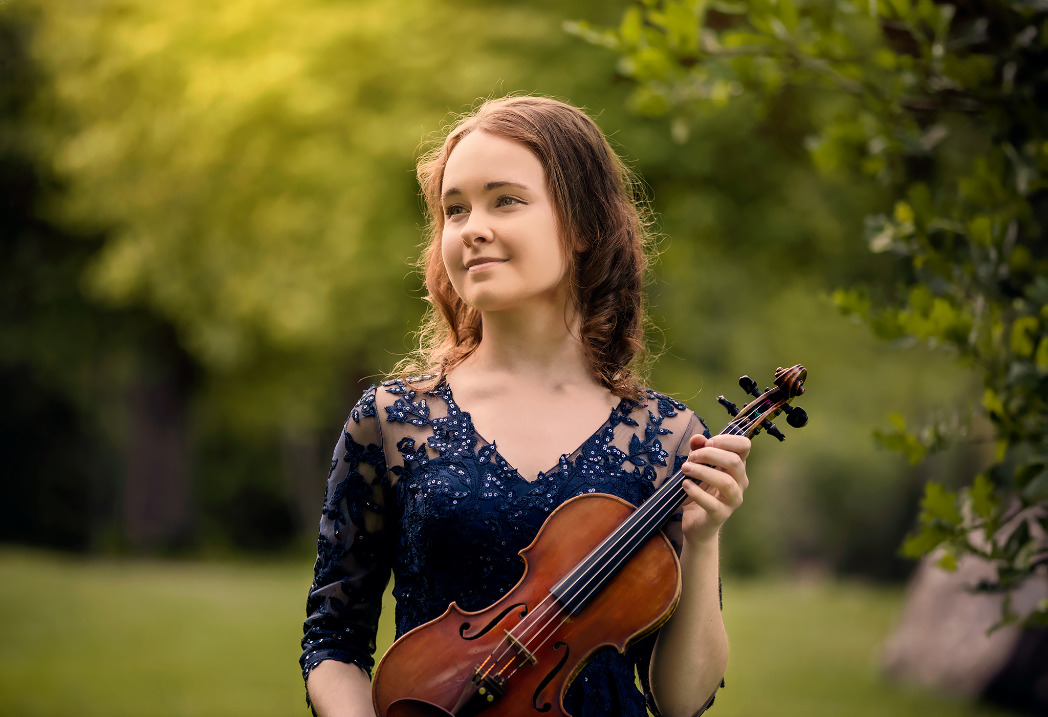 Kvinna håller i en violin.