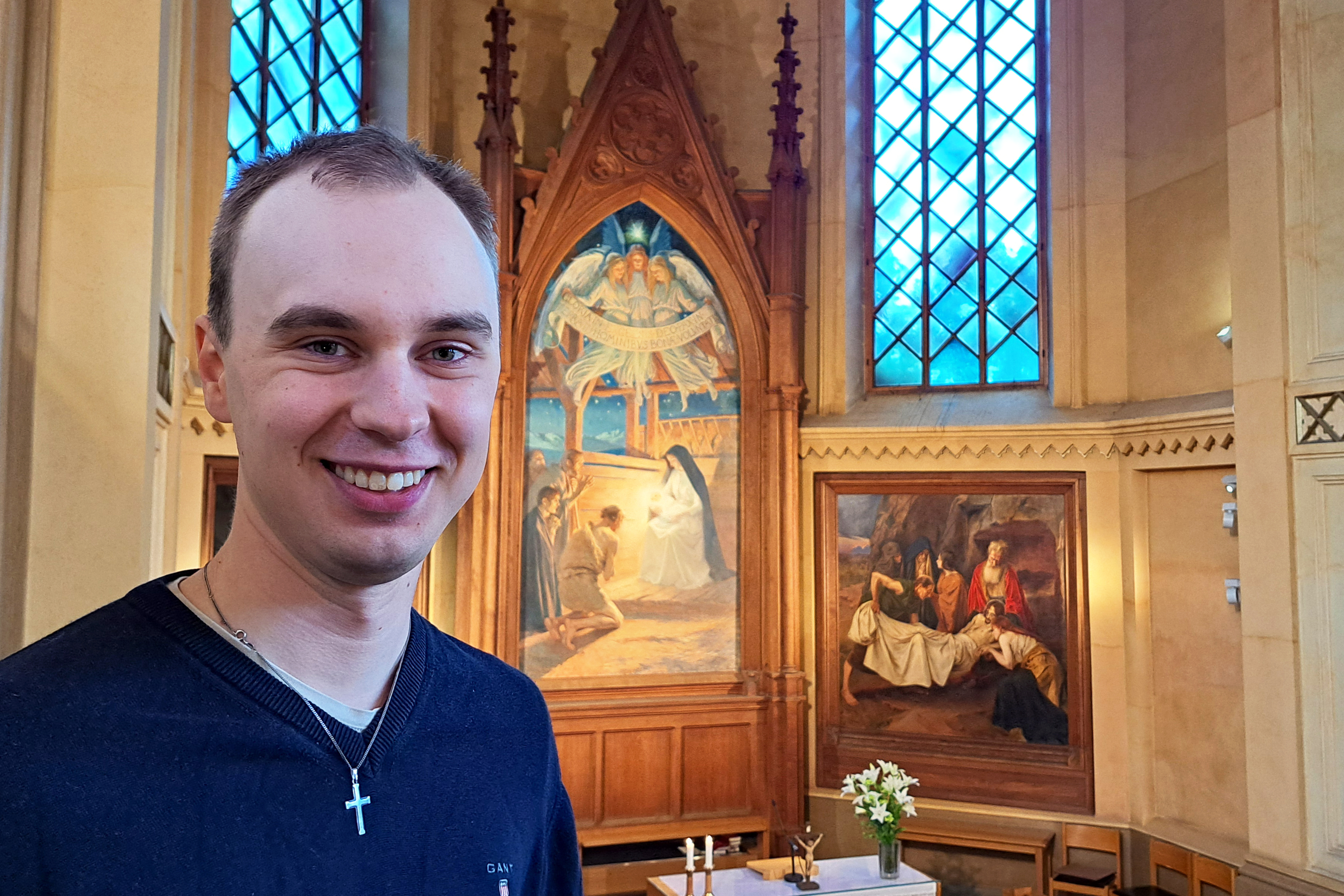 Man i en kyrka.